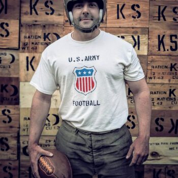Ballon de football américain vintage Ben & Flo fabriqué en cuir véritable et patiné à la main dans notre atelier en France. Inspiré des modèles U.S. Army des années 1940, il incarne l’authenticité et l’élégance du sport rétro. Idéal pour la décoration, la collection ou les mises en scène sportives au style vintage.