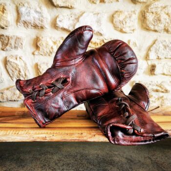 Des gants de boxe rétro en cuir brun pour une idée cadeau ou déco