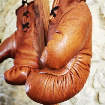 Cuir d'un gant de boxe ancien vu de près