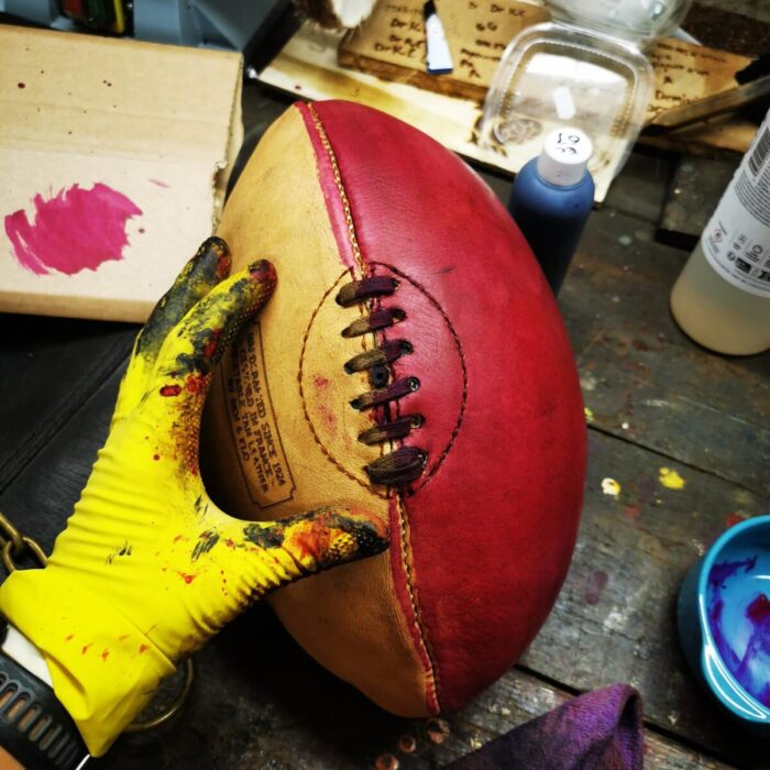 Ballon De Football En Cuir Véritable Vintage - Avec Signes D'usage Et Belle Patine - Dégonflé