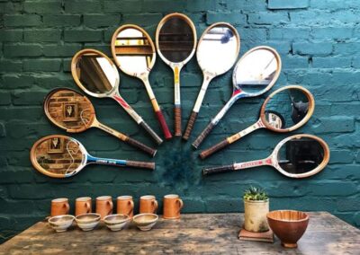 Raquettes de tennis vintage accrochées au mur avec des miroirs