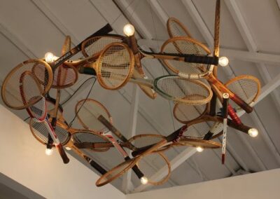 Un lustre réalisé avec des raquettes de tennis vintage