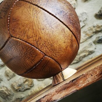 Présentoir de ballon de foot en bois pour la décoration