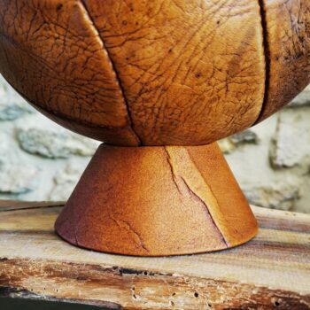 Un socle pour présenter un beau ballon de football