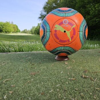 Un tee de Footgolf qui présente un ballon de foot sur le green