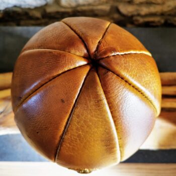 Ballon de rugby vintage en cuir véritable patiné à la main, finition honey, réalisé dans l’atelier Ben & Flo en France, inspiré des modèles des années 1930