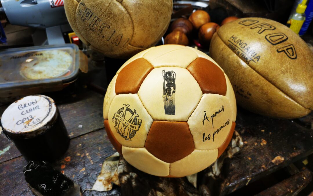 Le ballon de foot de l&rsquo;OM : un ballon en cuir véritable et 100% personnalisable