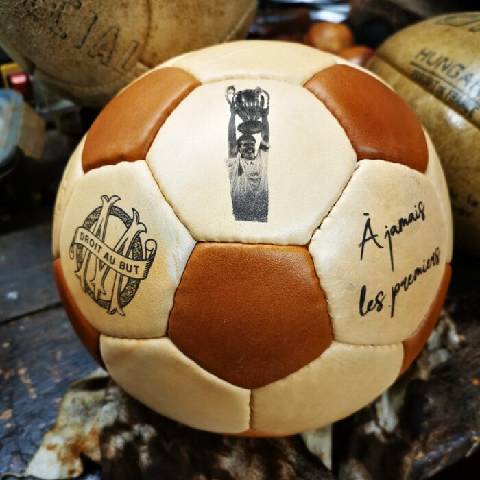 Images de Ballon Foot Cuir Ancien - Téléchargement gratuit sur eepik