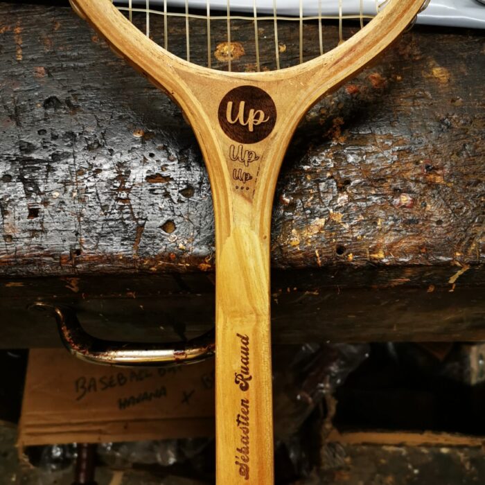 Raquette De Tennis Ancienne En Bois Et Cuir - Modèle Vintage, Probablement Début/mi-20ème Siècle