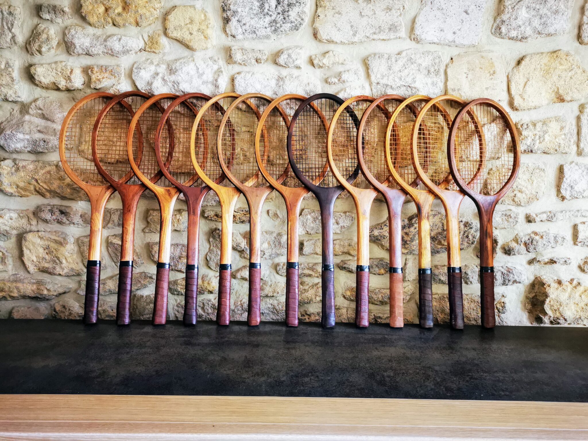 Le tennis vintage exprimé avec des raquettes anciennes en bois posées en décoration. Idéal pour une idée cadeau