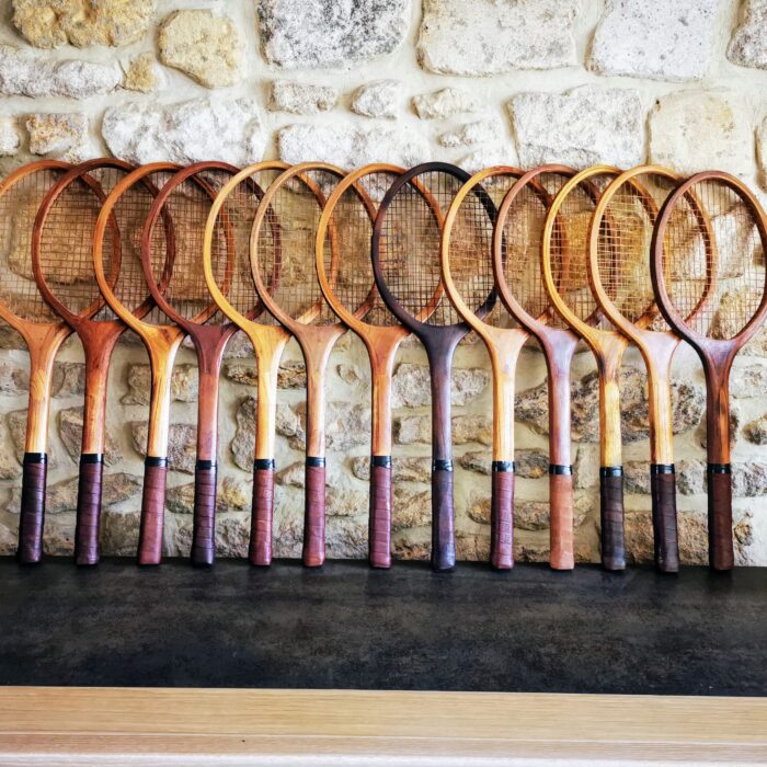 Le tennis vintage exprimé avec des raquettes anciennes en bois posées en décoration. Idéal pour une idée cadeau