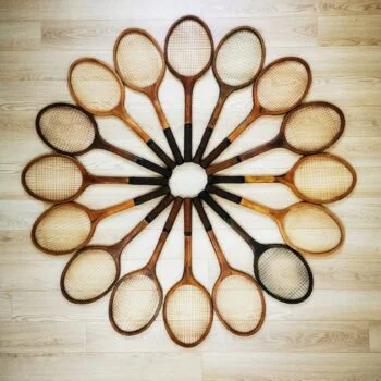 Rosace de décoration avec des raquettes de tennis en bois