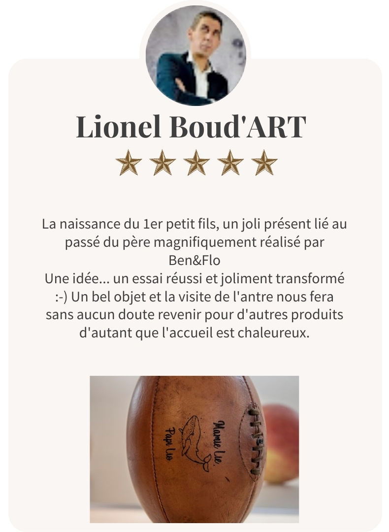 Lionel Boud'ART pose avec un ballon de rugby gravé d'un message personnel à propos de la naissance de son premier petit-fils.