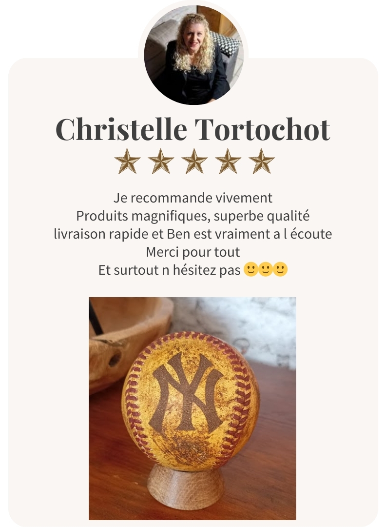 Christelle Tortochot avec une balle de baseball vintage personnalisé.