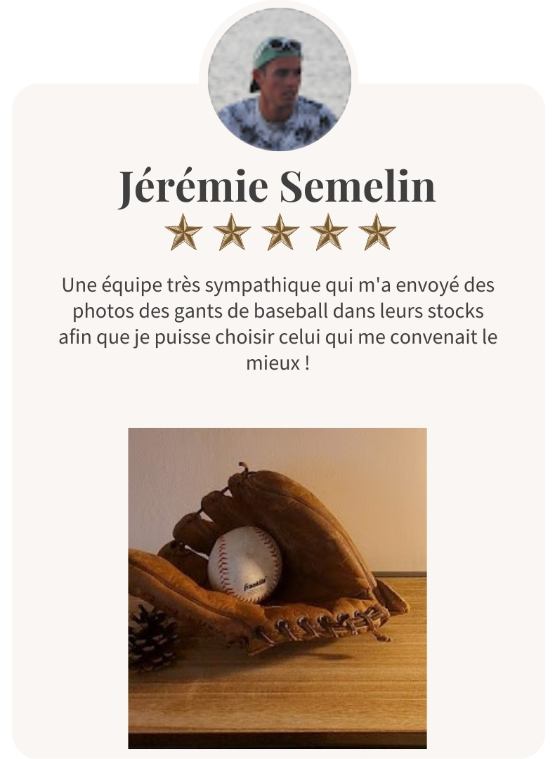Jérémie Semelin avec des gants de baseball qu'il a choisis parmi les stocks disponibles.