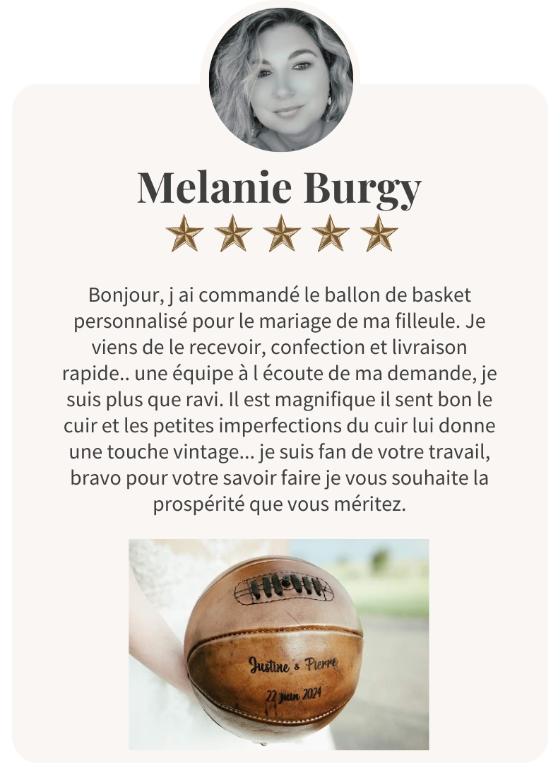 Mélanie Burgy avec un ballon de basket personnalisé portant une gravure pour le mariage de sa filleule.