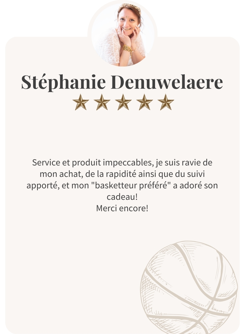 Stéphanie Denuwelaere avec un ballon de basket personnalisé qu’elle a offert en cadeau à un joueur.