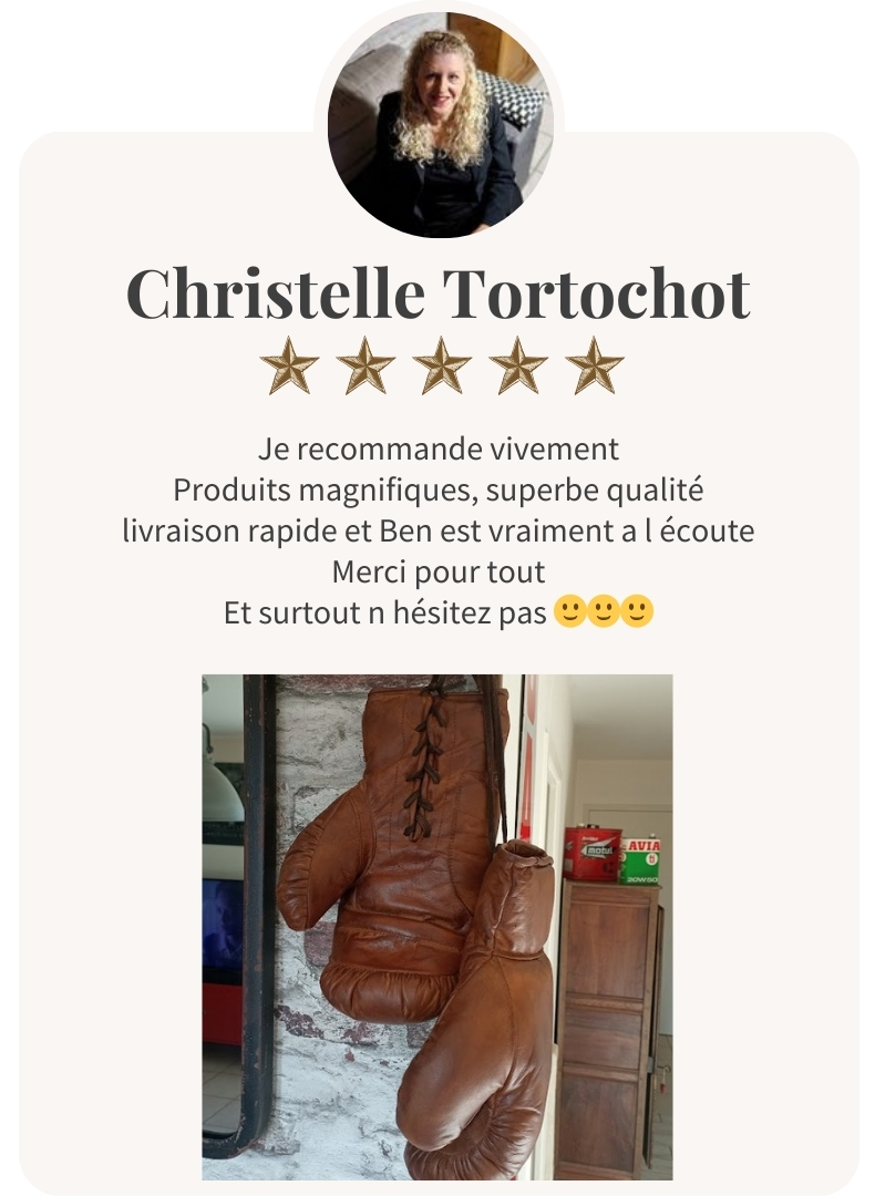 Christelle Tortochot avec une paire de gants de boxe en cuir vintage.