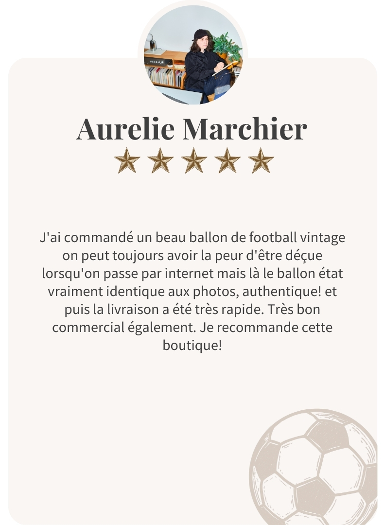 Aurelie Marchier avec son ballon de football vintage, qu'elle décrit comme authentique.