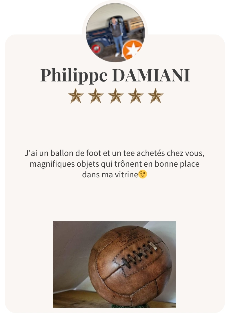 Philippe DAMIANI avec un ballon de football vintage acheté, exposé dans sa vitrine.