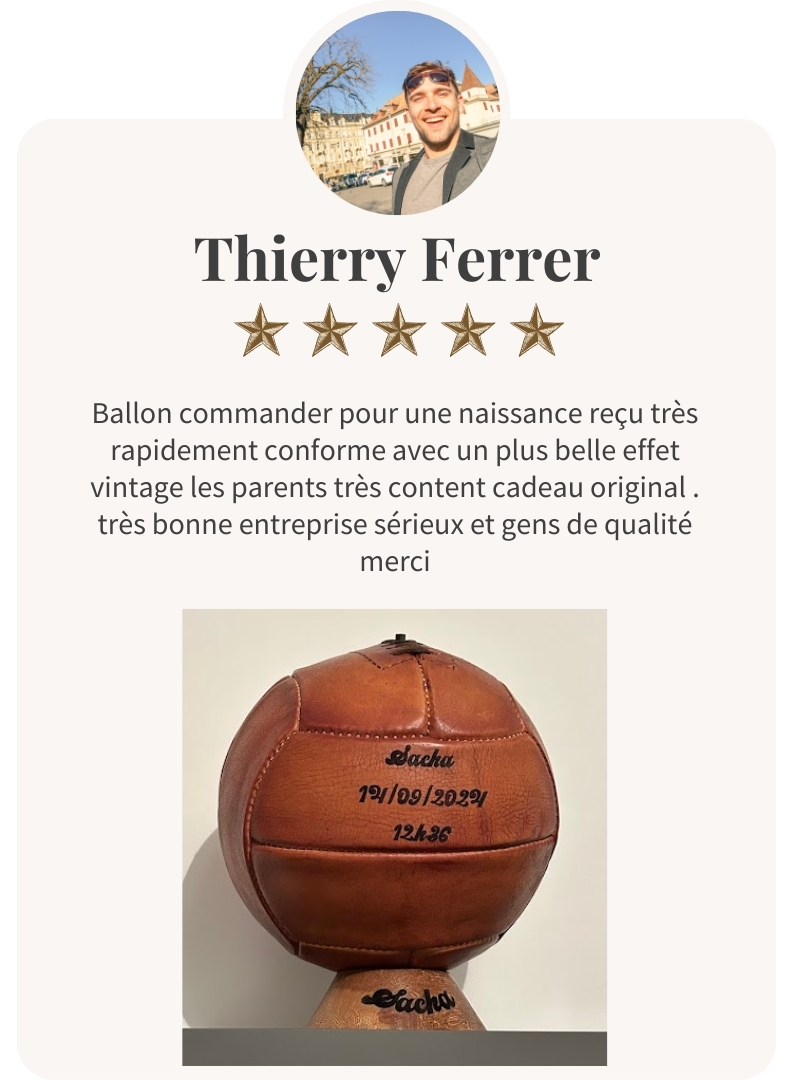 Thierry Ferrer avec un ballon de football gravé, offert en cadeau pour une naissance.