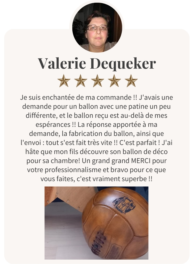 Valérie Dequeker avec un ballon de football personnalisé gravé.