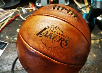 Ballon de basket des Lakers en cuir gravé dans un atelier ancien