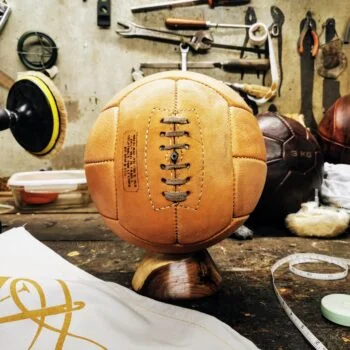 Ballon de foot en cuir Crème posé dans un atelier