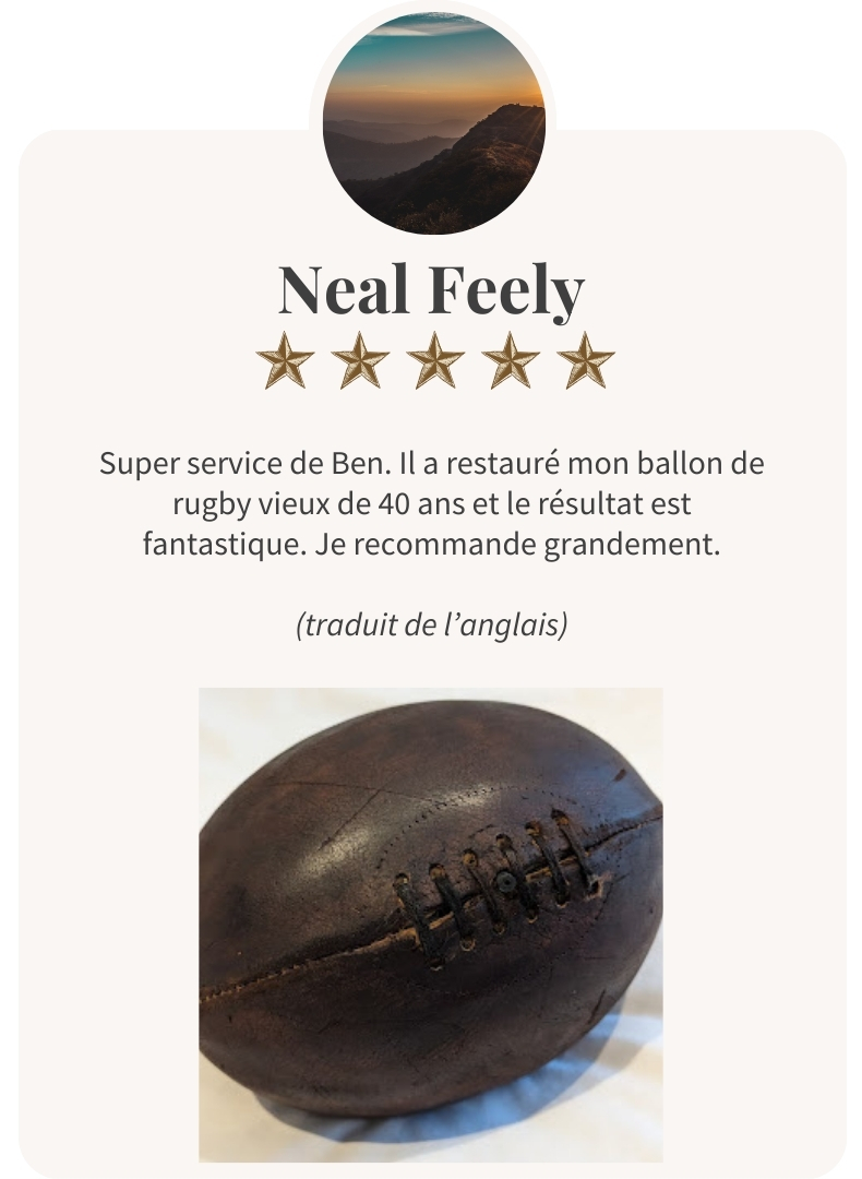 Ballon de rugby restauré par Ben & Flo, résultat après 40 ans d'usure.
