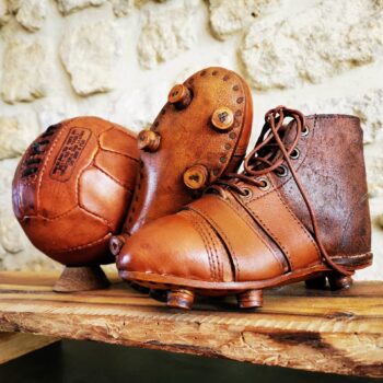 Idée cadeau foot pour un enfant avec pack chaussures et ballon vintage
