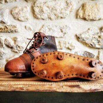 La semelle d'une ancienne paire de crampons enfant