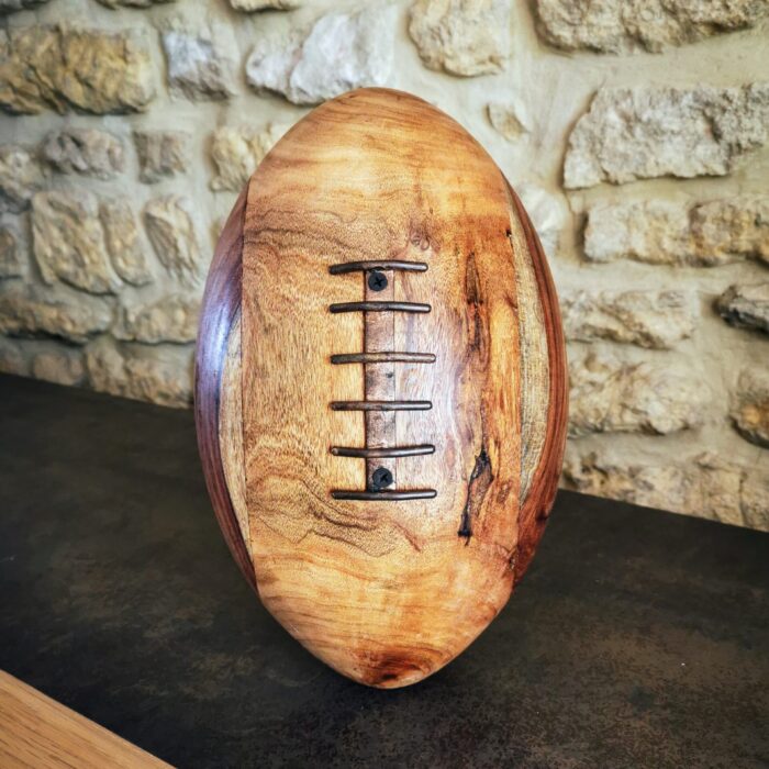 Un ballon de rugby décoratif en bois pour les amateurs de déco