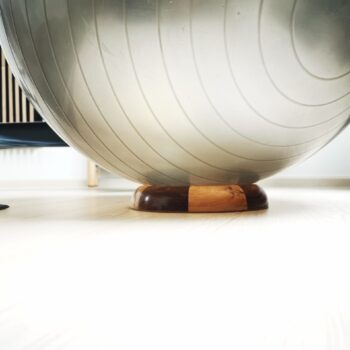 Support en bois massif socle ballon de gym décoratif et fonctionnel pour Swiss Ball, style naturel et brut