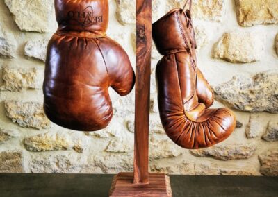 Support en bois massif pour gants de boxe – vue de face avec gants suspendus