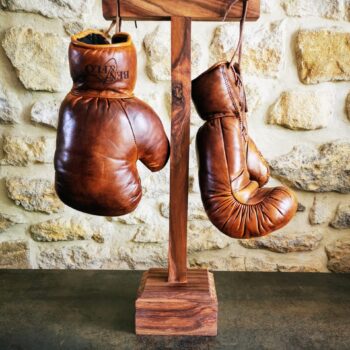 Support en bois massif pour gants de boxe – vue de face avec gants suspendus
