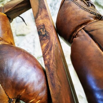 Présentoir gants de boxe en bois de rose avec finitions artisanales