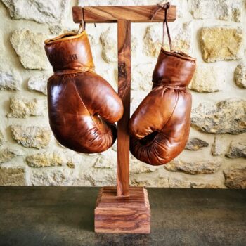 Support présentoir vertical pour gants de boxe – bois massif vu de côté
