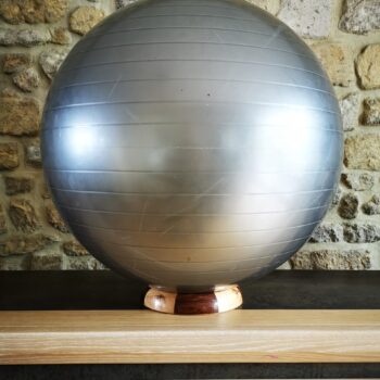 Socle ballon de gym en bois massif pour ballon de sport, posé dans un intérieur au style rustique chic