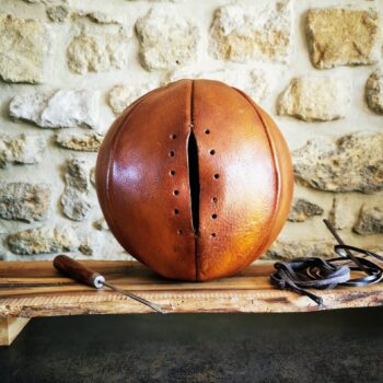 Médecine ball en cuir pleine fleur Ben & Flo, livré vide et prêt à être rempli de sable ou de tissu pour un poids ajustable, conçu artisanalement pour durer toute une vie, parfait pour le CrossFit et la décoration vintage