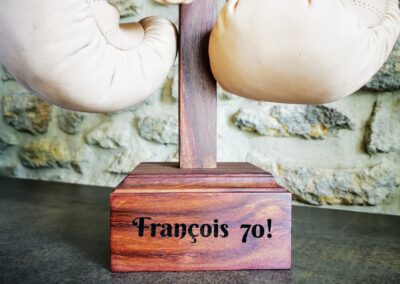 Un support de gants de boxe personnalisé avec prénom pour un cadeau à un boxeur.