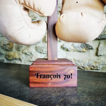 Un support de gants de boxe personnalisé avec prénom pour un cadeau à un boxeur.