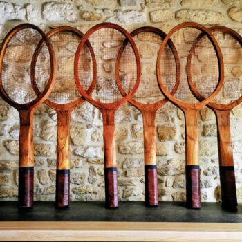 collection de raquettes de tennis géantes décoration tennis vintage bois