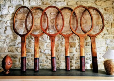 collection de raquettes de tennis géantes décoration tennis vintage bois