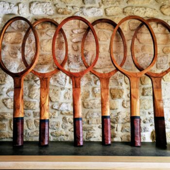 collection de raquettes de tennis géantes décoration tennis vintage bois