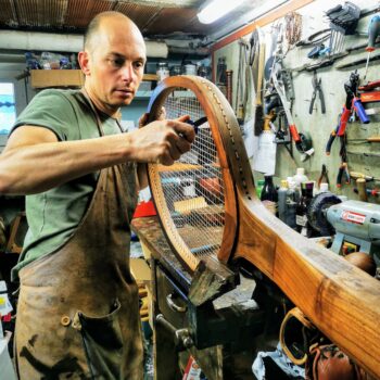 fabrication artisanale d’une raquette de tennis géante dans l’atelier travail du bois tennis décoratif