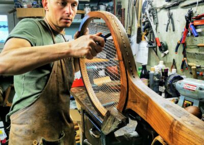 fabrication artisanale d’une raquette de tennis géante dans l’atelier travail du bois tennis décoratif