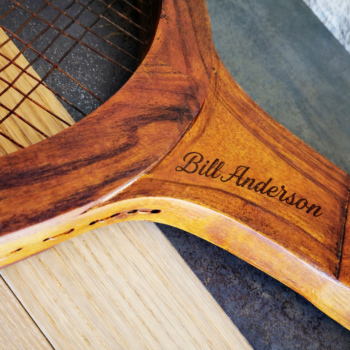 gravure personnalisée sur raquette de tennis géante en bois prénom gravé au laser décoration tennis personnalisée