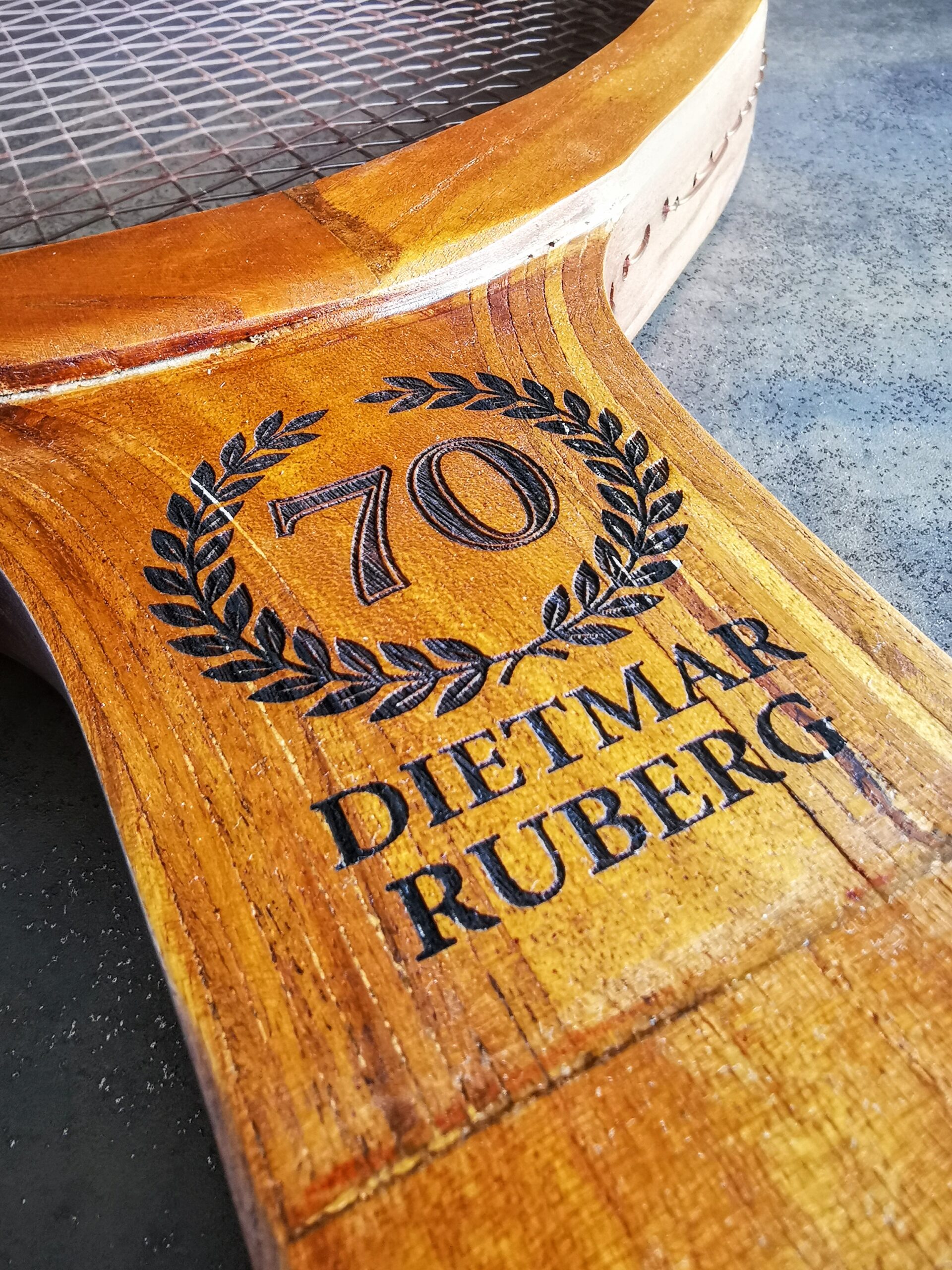 Gravure personnalisée sur raquette de tennis géante XXL en bois avec logo anniversaire