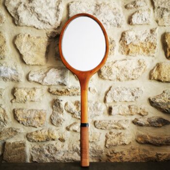 Ancienne raquette de tennis en bois avec miroir intégré au mur vidéo