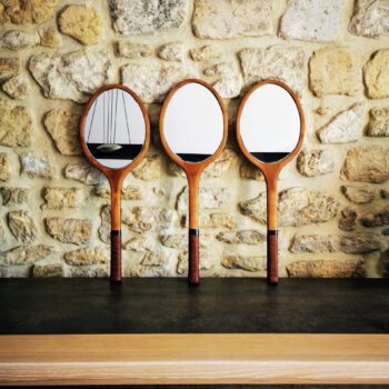 3 raquettes de tennis miroir vintage en bois sur un fond de pierre pour une décoration chic